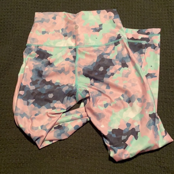 Lululemon size 4 legging - Picture 2 of 2